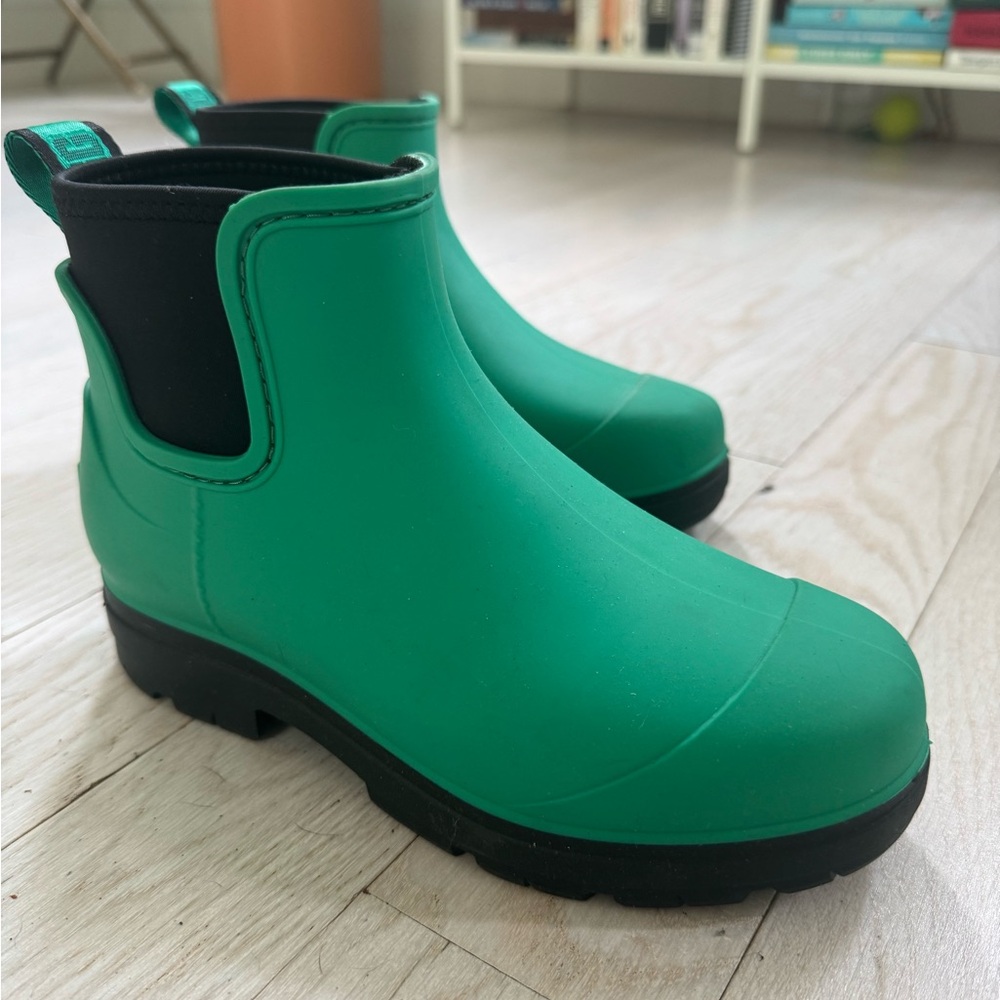 Green UGG rain / winter boots with fur sole
